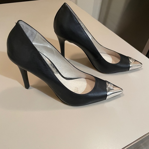 Micheal Kors logo pointed toe pump heels - Picture 1 of 3